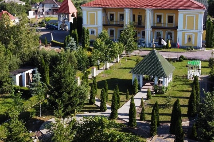 Сквер вільних людей – затишний громадський простір у Жидичині, оточений зеленню, з лавками для відпочинку.